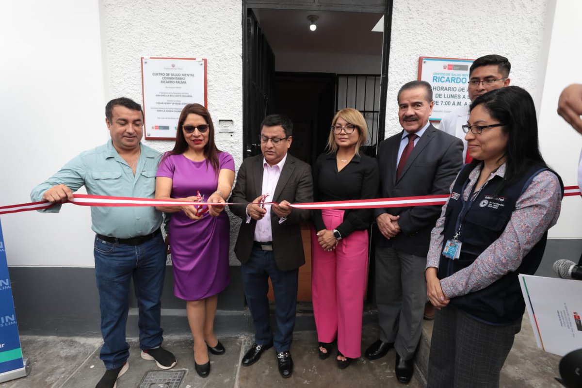Minsa_Peru's tweet photo. 💪🇵🇪 ¡Unidos por la salud! El CSMC Ricardo Palma brindará servicios especializados en tratamiento de adicciones, problemas psiquiátricos, atención para casos de ansiedad, depresión, maltrato familiar, terapia de lenguaje para niños y niñas, ¡y mucho más! 
La ceremonia la lideró el ministro de @cvasquezsanchez, acompañado de la alcaldesa de #SanJuanDeMiraflores, Delia Castro. 🏬🔈 
#saluddecalidad #prevenciónesacción #cuidémonosjuntos 😁💙