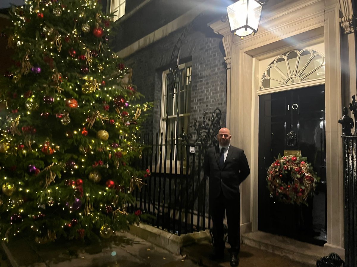 Great to see our very own Mr Burgess outside No.10 before having a meeting with ministers about the wider curriculum ⁦@DenbighSchoolMK⁩
