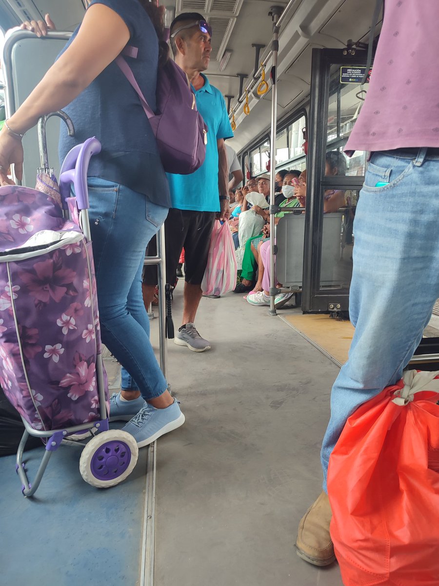 DorisCristino's tweet photo. #Acapulco el transporte público como el #AcaBus sigue siendo gratuito.
#AcapulcoSeLevanta después de #Otis https://t.co/1NbLierEFB