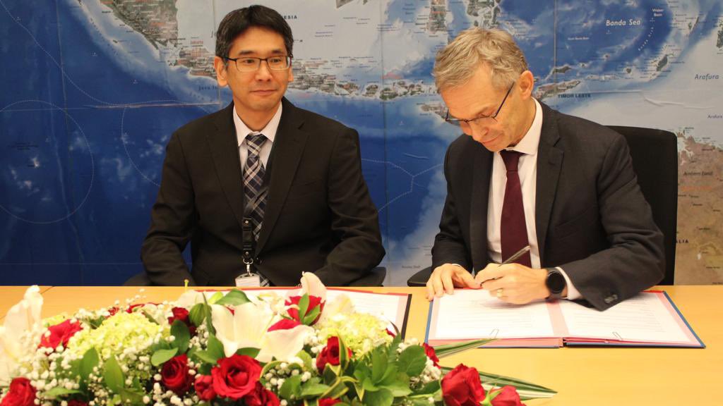 carolineedant's tweet photo. @AFD_en is very pleased to have signed in Jakarta a MoU with @ERIAorg, the Economic Research Institute for ASEAN and East Asia. The collaboration will concentrate on blue economy, environmental policy, climate change, renewable energy transition, biodiversity conservation. https://t.co/f7V7J0zVUw