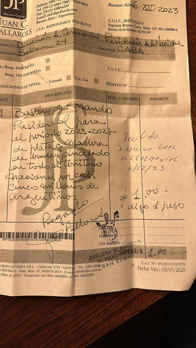 lucasmjerez's tweet photo. El maestro artesano, platero y orfebre Juan Carlos Pallarols entregó hoy a las 12 el bastón de mando a la Doreccion de Ceremonial y protocolo de @JMilei. Atención a la factura: UN PESO. https://t.co/njLh0rUu4k