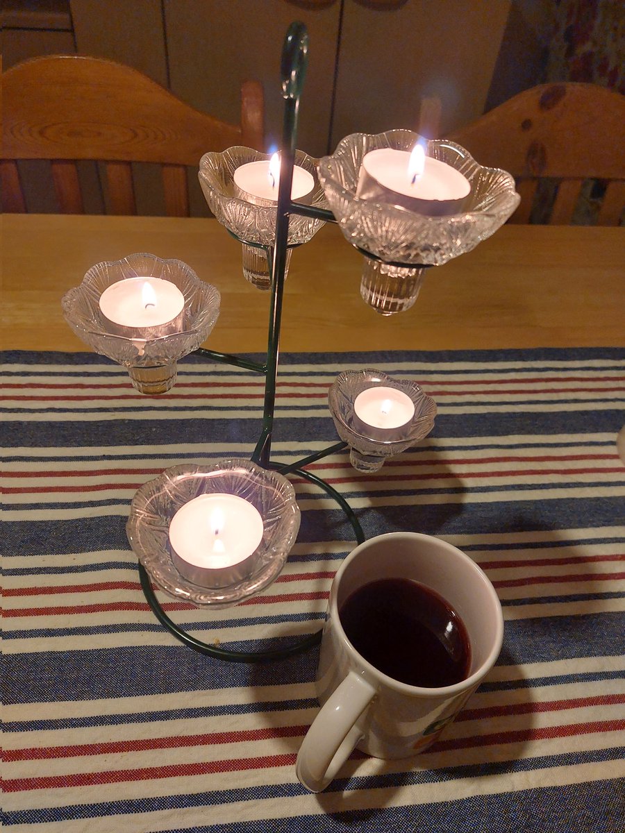 🇫🇮 🕯Minun Suomeni on
Lause lausumaton
Se on metsässä puut
Taivaalla kuu
Yllä hankien
Minun Suomeni on... 🕯🇫🇮
Muistoissa pappani, kummini, isotätini mies... sotaveteraaneita oli jokainen ja ilman heitä kuten muitakaan Suomemme itsenäisyyttä puolustaneita ei tätä päivää viettäisi