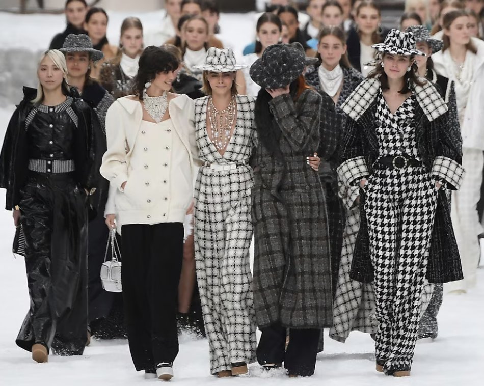 Everyone waiting patiently to get served at The Millstone tonight #Chanel #Manchester