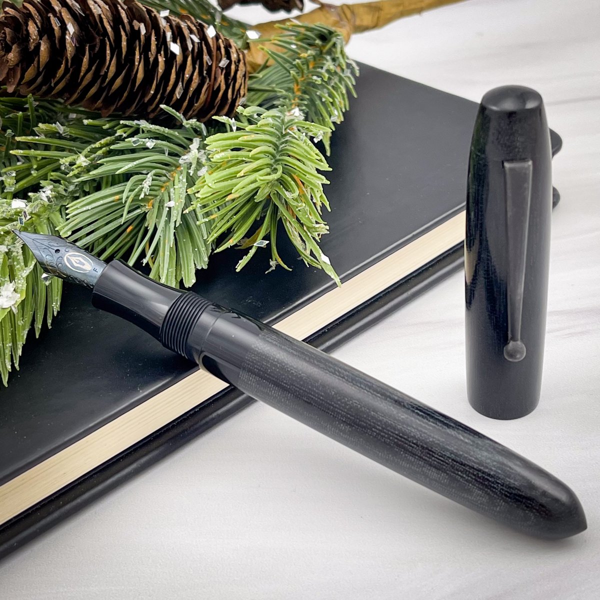 Holiday Stealth Limited Edition Collier in G-10! 
G-10 is a linen fabric laminate that is bonded with epoxy. It is extremely durable and wear-resistant. 
LE of only 50 pens. 

edisonpen.com/index.cfm/2023…