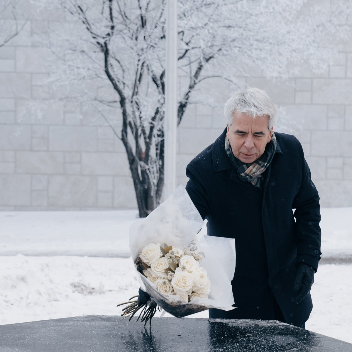 Ce matin, des membres de la communauté facultaire et le doyen, M. André Zaccarin, ont déposé 14 roses blanches sur la table commémorative construite en la mémoire des 14 femmes ayant perdu la vie lors de la tuerie de Polytechnique Montréal. Nous ne les oublierons jamais.