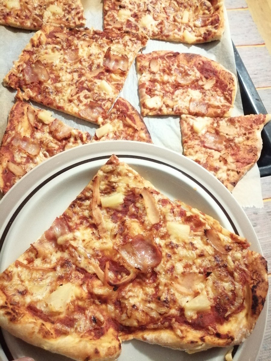 JoronenNiko's tweet image. Pizzaa ja Linnan juhlia 😇🍕

#pizzaa #Itsenäisyyspäivä2023