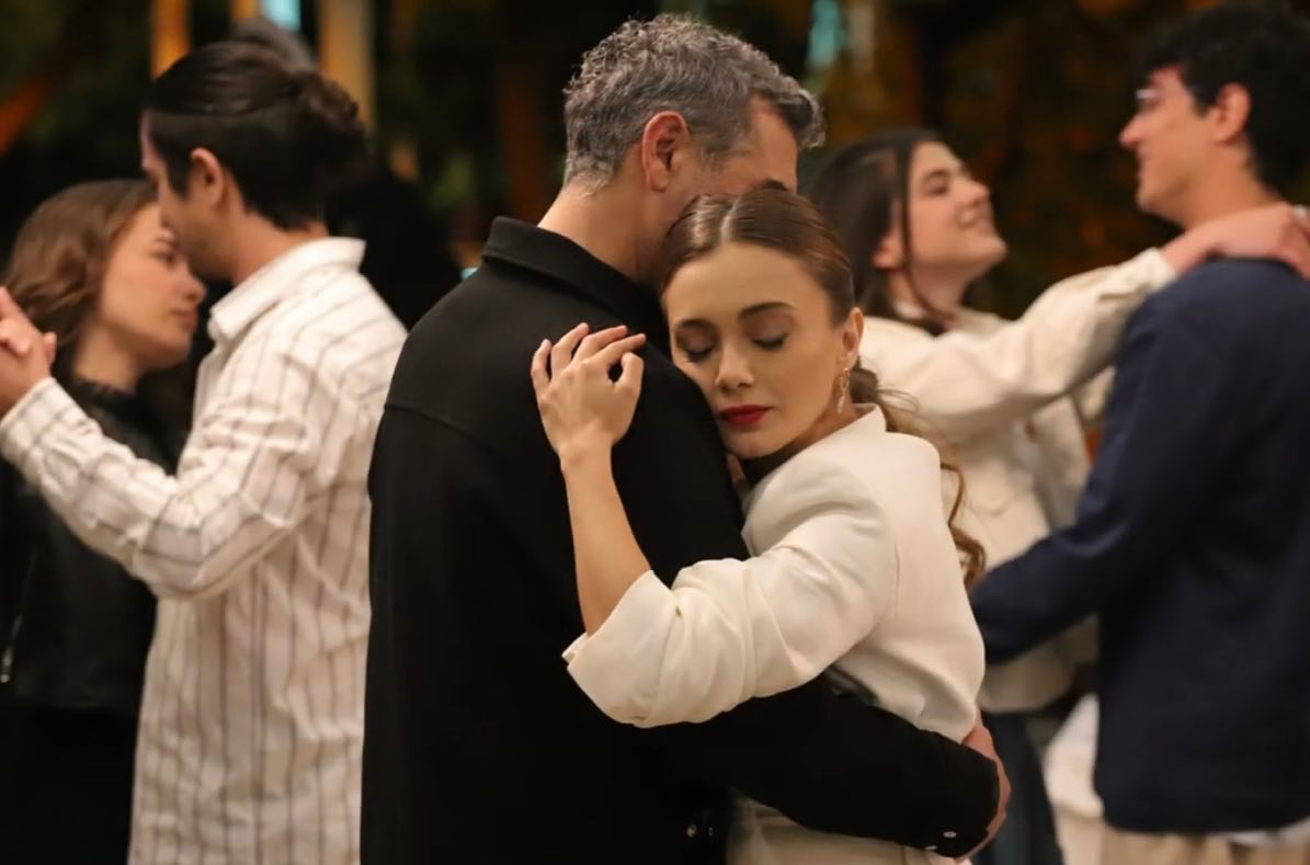 Ariana210475's tweet photo. Amor fraguado a fuego lento,#AlDef ❤️🔥
#CanerCindoruk_Ali
#MaviyeSürgün
#CanerCindoruk https://t.co/0PpgEYwA6c