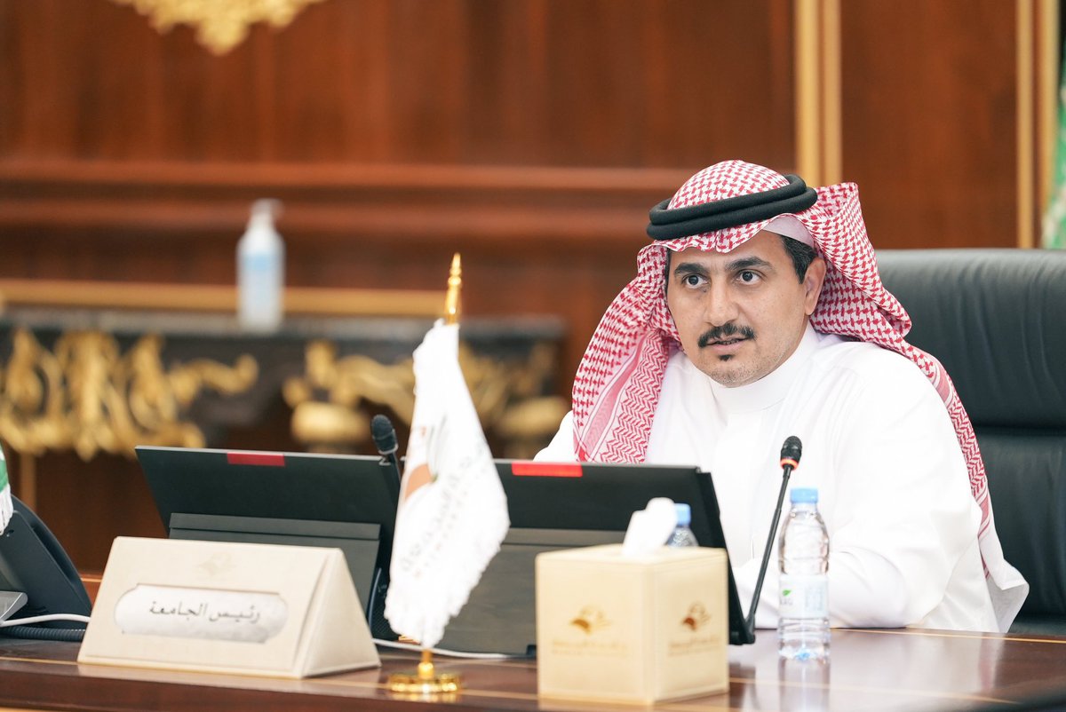 umajmaah's tweet image. رئيس #جامعة_المجمعة : 
تمثل ميزانية هذا العام جزءاً من برنامج عمل متكامل وشامل لبناء اقتصاد قوي قائم على أسس ومعايير شاملة تتعدد فيه مصادر الدخل ، حيث يمثل ذلك الكثير من الحكمة والرؤية الثاقبة لقادة دولتنا - حفظهم الله -, ورسالة واضحة المعالم مفادها أنَّ التجديد لا يتوقف ، وأنَّ