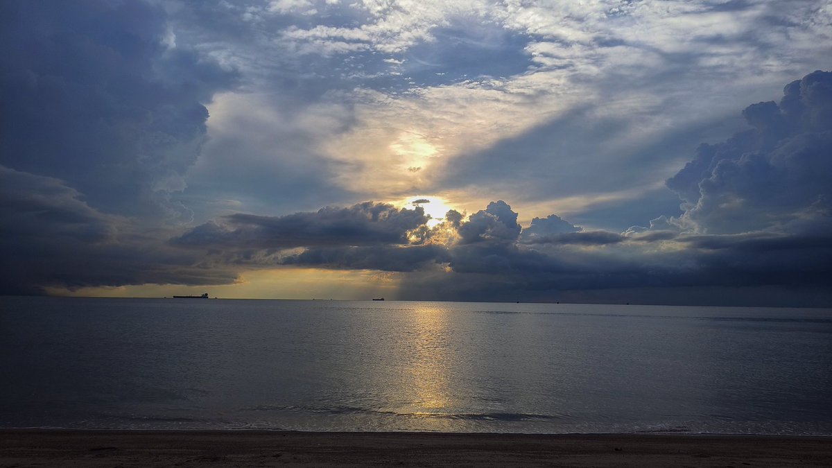 nephophilinia's tweet photo. Fall hard for november skies. https://t.co/IybRBCSY7l