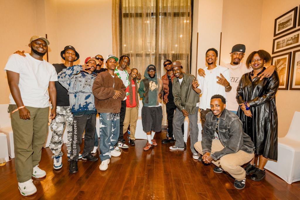 Uretse kugendera mu kigare niba uzi Kendrick Lamar ari hehe Muri iyi  foto ?