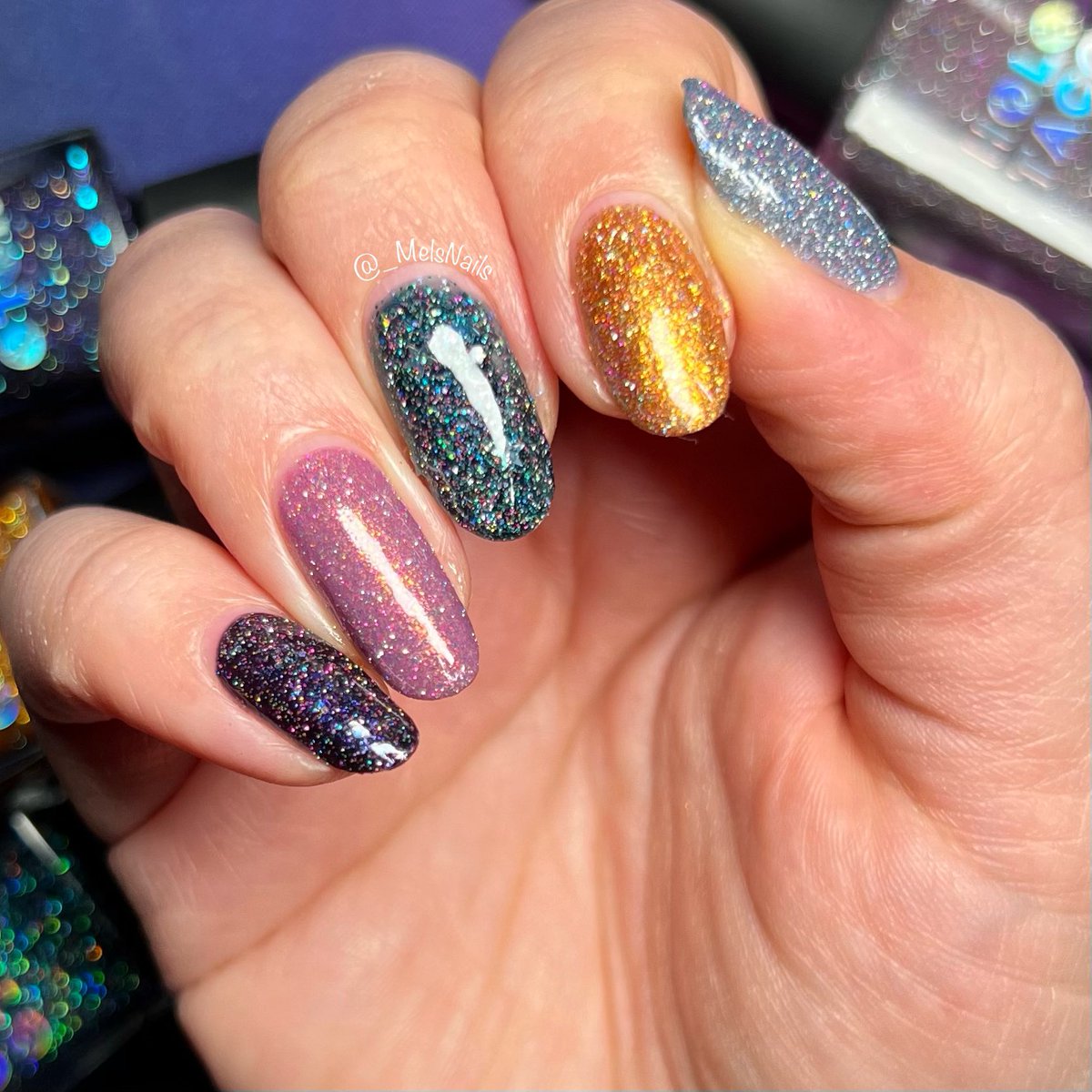 _MelsNails's tweet photo. Disco Dust over the After Party Collection. That sparkle! 🤩 💅🏻 @nailogical @holotaco #BottleService #CrystalSkies #MidnightOwl #StarryEyed #CurfewCrasher #DiscoDust #HoloTaco #melsnails #holotacocombo #Skittle https://t.co/97xXlOe3sy