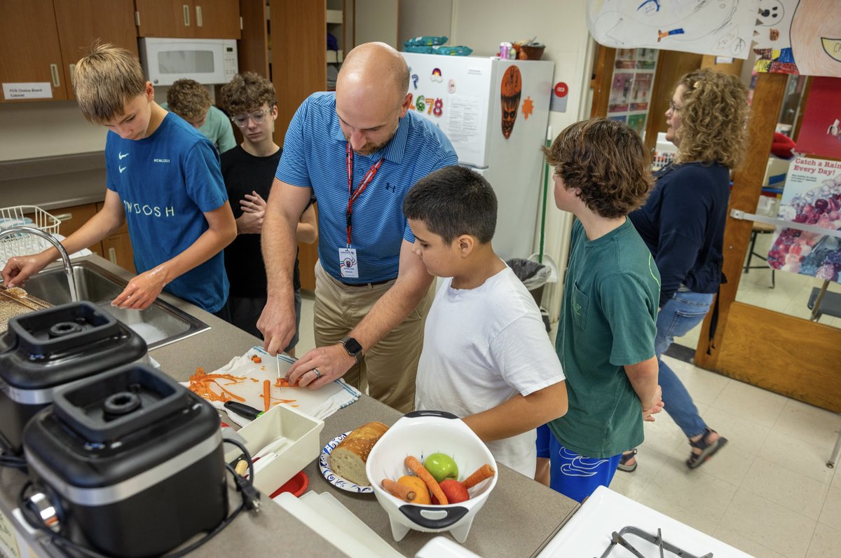 ✨ <a href="/SandburgD205/">Sandburg Middle</a>'s Family Consumer Science Class is in action! 👩‍🍳👨‍🍳 Principal Louis joined the fun, learned from students, and got hands-on experience. Building connections and keeping the excitement alive! #WeAreD205 #WeAreSandburgD205
