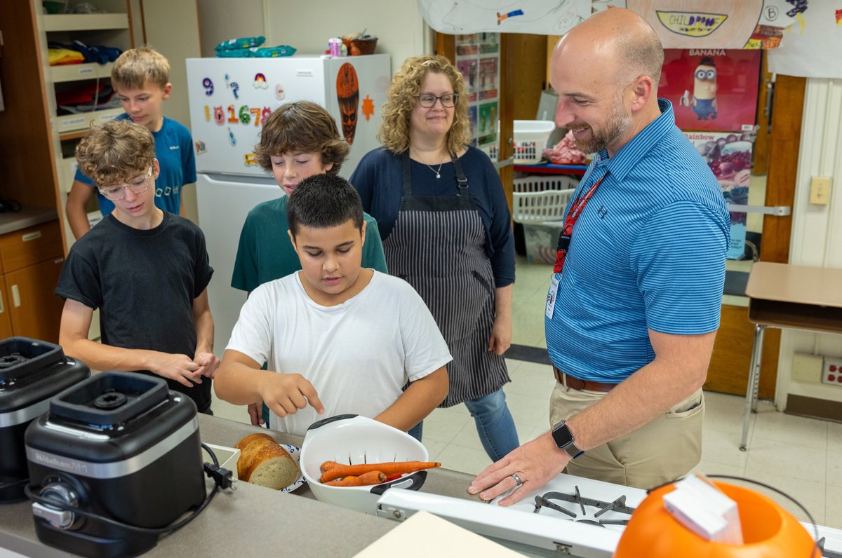 ElmhurstD205's tweet photo. ✨ @SandburgD205's Family Consumer Science Class is in action! 👩‍🍳👨‍🍳 Principal Louis joined the fun, learned from students, and got hands-on experience. Building connections and keeping the excitement alive! #WeAreD205 #WeAreSandburgD205 https://t.co/0n7otryEls