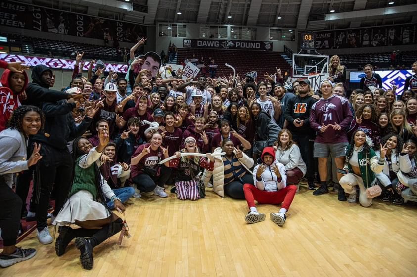 dc_dylan20's tweet photo. Banterra Magic at its finest.
@SIU_Basketball | @SIU_DawgPound
#FearThePound https://t.co/bDMorWwvGx