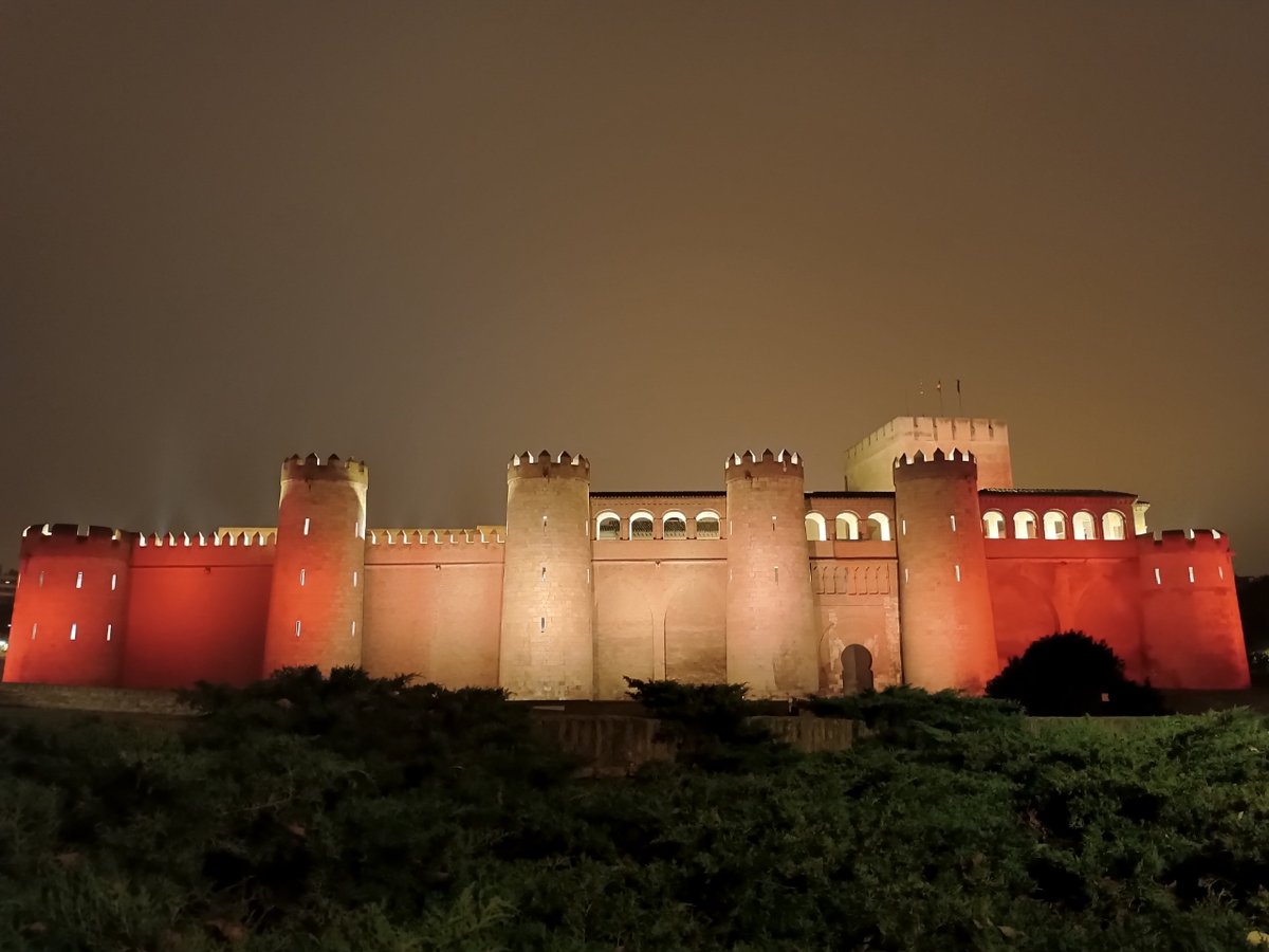 🇪🇸 🏛️ 📖 El Palacio de la #Aljafería, sede de las @cortes_aragon, se ilumina con la bandera de España en el #DíadelaConstitución. Hoy se cumplen 45 años de la celebración del Referéndum Constitucional de 1978 con el que se aprobó nuestra Carta Magna.