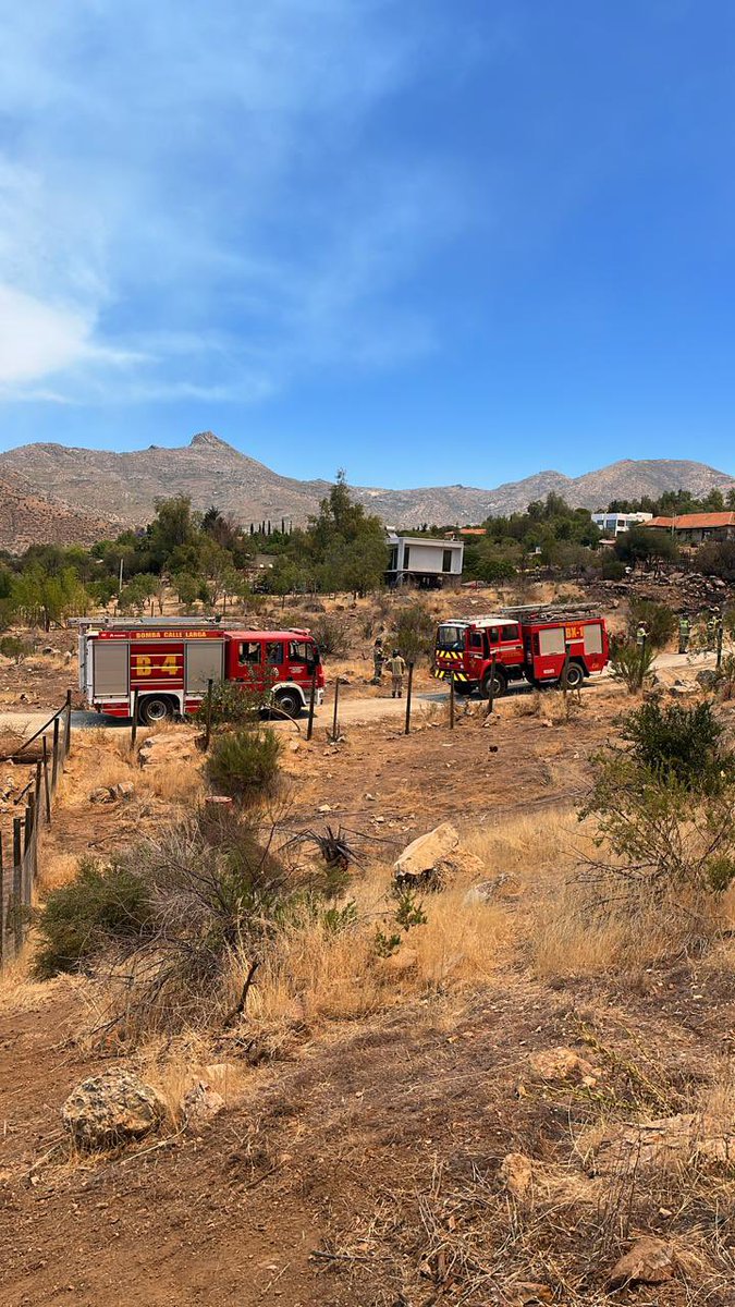 Angelo_Perez_C's tweet photo. Bomberos de Rinconada, Los Andes, San Felipe, más apoyo aéreo de conaf trabajan en la extinción de incendio forestal en sector Hacienda Rinconada. Incendio fuera de control. https://t.co/9Agt9c6bIt