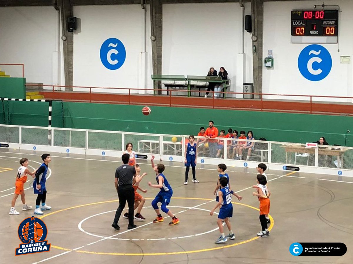 Dende as 18:30, na polideportiva de Riazor 1, disputase un encontro tremendamente especial para nós! Por primeira vez mídense en liga galega dous equipos minis masculinos do noso clube, o “Básquet Coruña U12” e o “Básquet Coruña U11”!! A disfrutar rapaces!! 🧡🏀