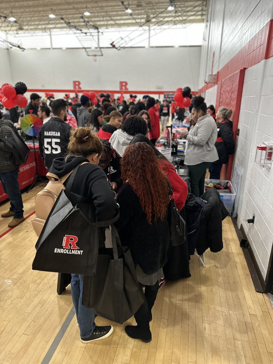 #tb to our Fall 2023 Open House 🎈 Prospective students & their families were able to explore majors & minors, discover student organizations, attend admissions & financial aid workshops, tour our campus, play games and more! #ChoosingRutgersNewark #RaiderFamily #RutgersNewark