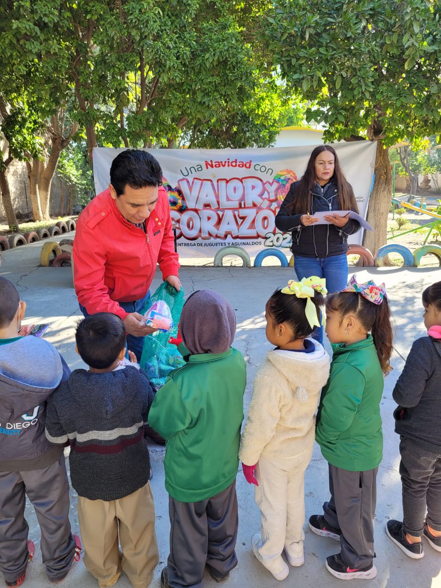 En el kinder José María Morelos de #Lerdo la #SEBISED continúa su recorrido de entrega de juguetes. Seguimos sumando sonrisas que se iluminan, seguimos provocando una época navideña diferente para los más pequeños. 

#UnaNavidadConValorYCorazon
#5000escuelastodosnuestrosniños