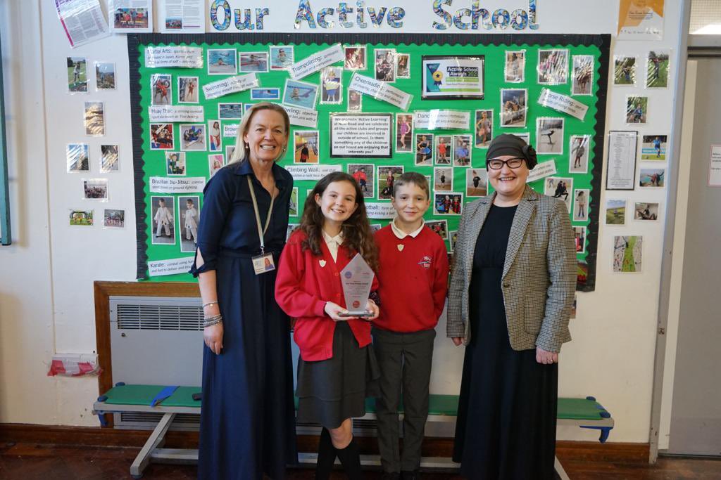 💎We were delighted to receive our Diamond Trophy from Debs Harkins, Director of Public Health💎 Our achievement was in recognition for gaining the Gold Award in all areas of the Calderdale Healthy Schools award. We are all so proud! @DeborahHarkins @ActiveCdale @HealthyFuturesC