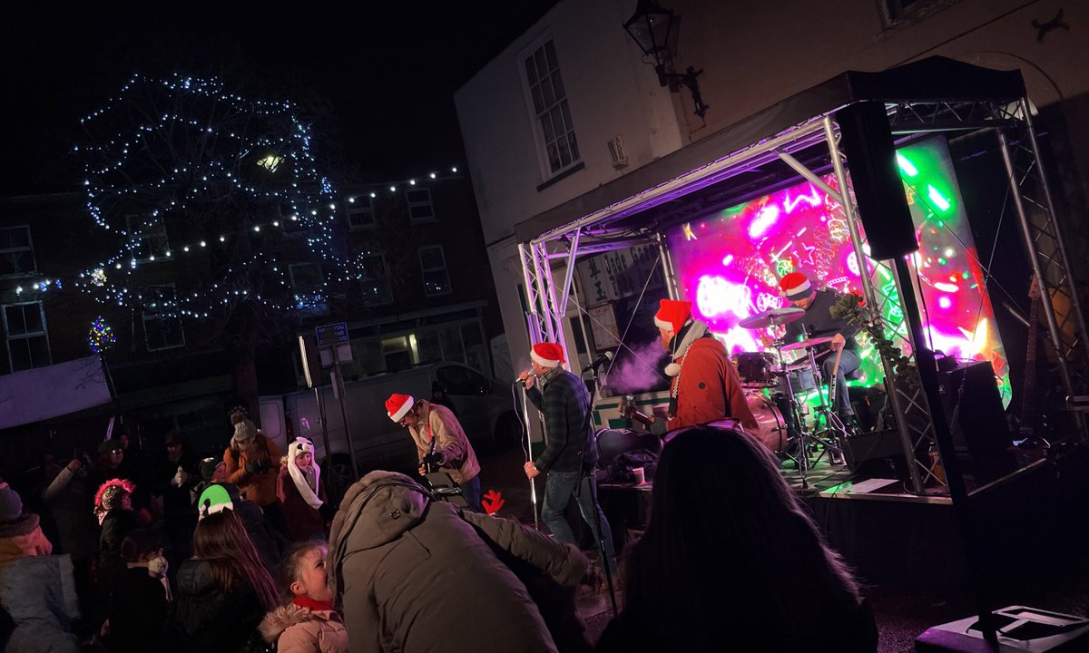 Looking forward to the #FestiveFabuloso tour of Wolds towns this week… #Louth Thu 7th, #Horncastle Fri 8th & #Alford Sat 9th. All outdoor 4pm-7pm, except Louth which is now inside @LouthTownHall. Music, dancing, food & drink and seasonal silliness. See you there! 👋🏼 🎄❄️🕺🏾😎