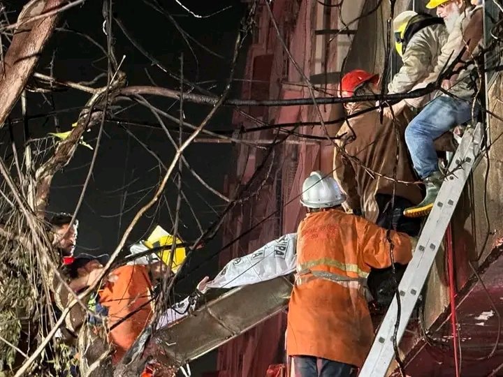 MSdepttKMC's tweet photo. مئیر کراچی، ڈپٹی مئیر و میونسپل کمشنر کی سربراہی میں سینیئرڈائریکٹر میونسپل سروسز انور بلوچ کی نگرانی میں محکمہ فائر بریگیڈ اور اربن سرچ و ریسکیو کا عملہ، کراچی کے فیڈرل بی ایریا میں واقع عرشی شاپنگ مال میں لگنے والی آگ پر پھنسے افراد کو جائےحادثے سے ریسکیو کرنے میں معروف عمل ہیں https://t.co/vFzlnScsIZ