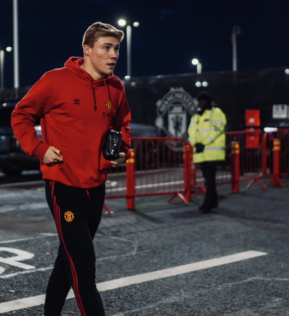 ManUtd's tweet image. Here with a job to do 🫡

#MUFC || #MUNCHE