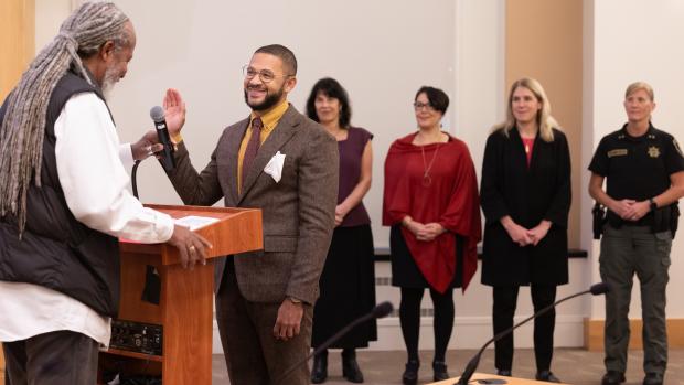 As we continue year-end columns, <a href="/AdamDavisOHm/">adam davis</a>
suggests that one way to create more positive feelings about #government in 2024 is to put more emphasis on care and hope. #orpol theoregonway.substack.com/p/care-hope-an….  .