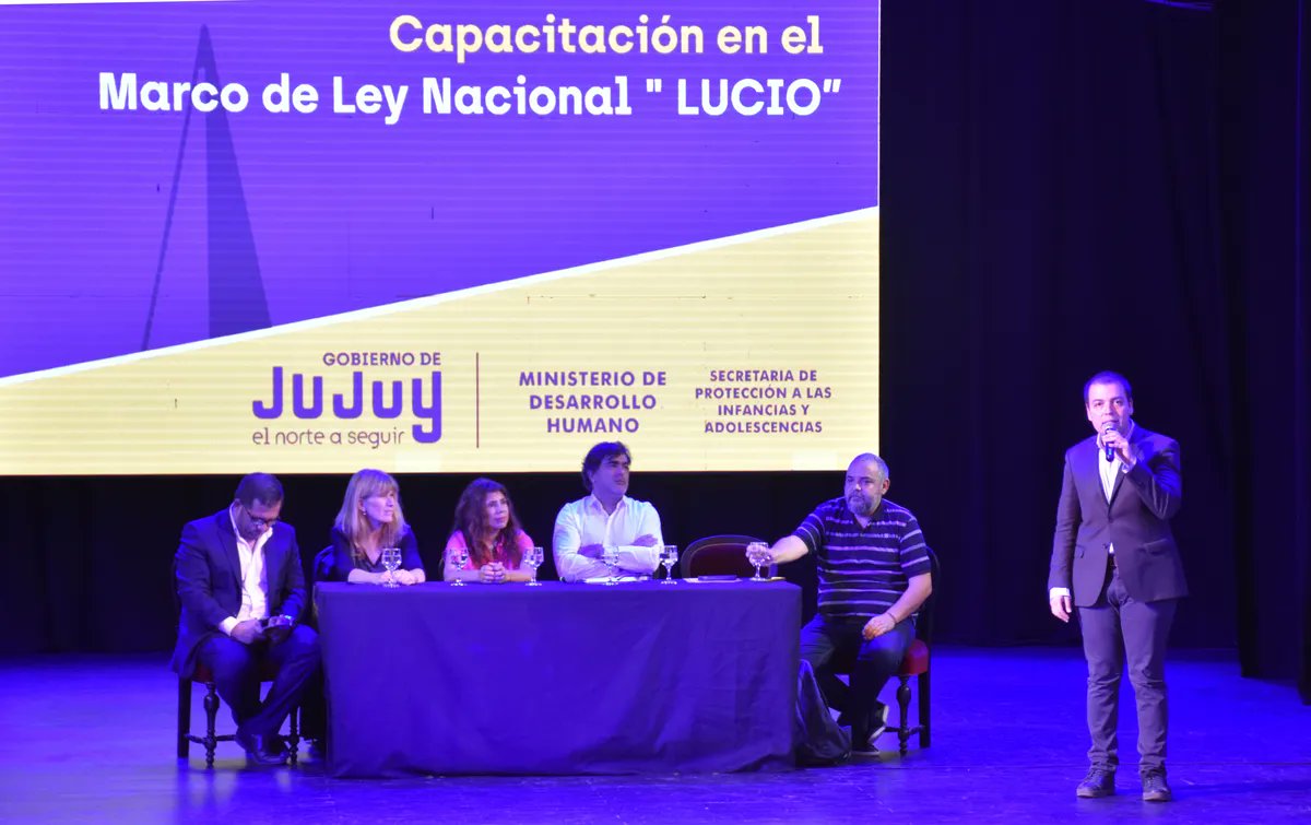 🟢La Defe estuvo presente en la capacitación brindada por el gobierno de Jujuy a trabajadores del estado provincial, sobre la Ley 27.709, de prevención y detección temprana de la violencia contra los niños, niñas y adolescentes.
👉<a href="/juanfacu1974/">Juan Facundo Hernández</a>
👉<a href="/SebaMedinaJujuy/">Sebastián Medina</a>