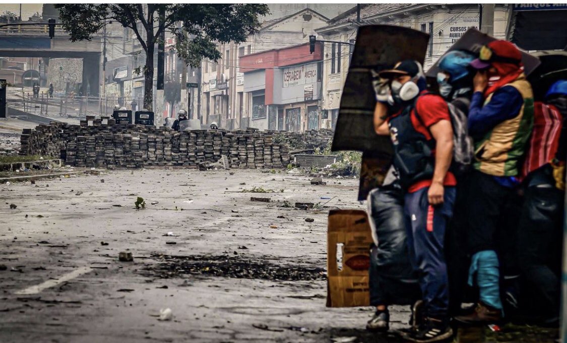 dpallerismo's tweet photo. Ciudad caótica y de varias lecturas  por la que me he movido en sus calles por muchos años retratándola y entendiéndola. No deja de ser la más hermosa del mundo. Viva Quito por siempre. https://t.co/FFP4fxW3Au
