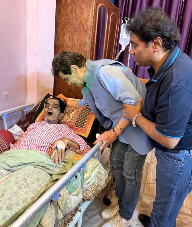 Jeetendra gets emotional after meeting ailing Junior Mehmood.  The veteran actor fulfilled Jr Mehmood's wish of meeting him. Comedian, Johnny Lever also accompanied Jeetendra while visiting Jr Mehmood's residence. 

#jeetendra #johnnylever #jrmehmood #bollywood
