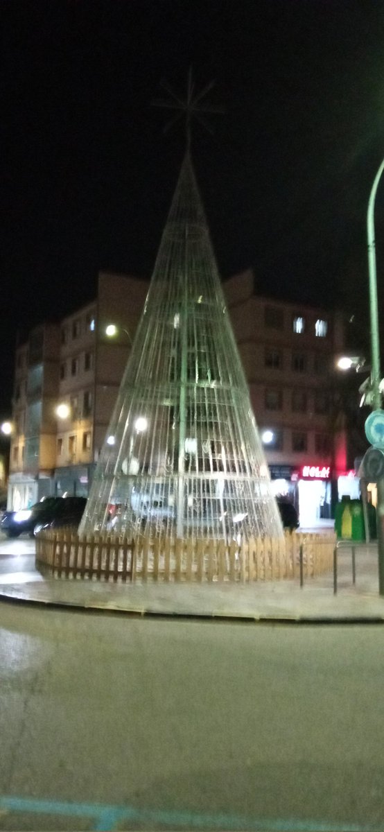 RafaReCa's tweet photo. Me encantan las luces de Navidad!!!!! creo que ayer fue el encendido,no? . Menos mal que los vecinos adornamos los balcones ....@AytoPinto @psoepinto @masmadridpinto @PodemosPinto https://t.co/Mj9v58WbEo