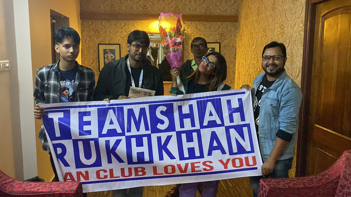 Team Shah Rukh Khan Murshidabad Promoting #Dunki with popular singer #imanchakraborty ♥️🌼

Watch #DunkiFirstDayFirstShow with Team Shah Rukh Khan..

@iamsrk @teamsrkfc @RedChilliesEnt 

#AskSRK #ShahRukhKhan𓀠 #Dunki_Drop4