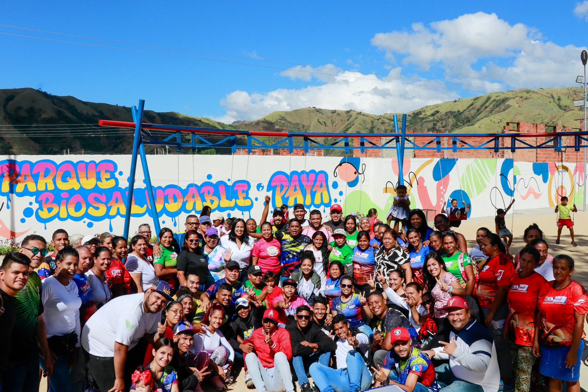 Manueljuventud2's tweet photo. #6Dic Estuvimos #Parlamentando junto a nuestro pueblo de Pedro Arévalo Aponte del municipio #Mariño celebrando los 3 años de la gran victoria legislativa y los 25 años del triunfo del Comandante Hugo Chávez en las elecciones presidenciales, también hablamos sobre las acciones anunciadas por el presidente @NicolasMaduro en el marco a la defensa de la nación. Agradezco al hermano Dip.@pinfantea 1er. vicepresidente de la @Asamblea_Ven por conectarse con nosotros y hablar de los logros de la Revolución Bolivariana y del Parlamento Nacional durante los últimos años #EsteEsMiMapa