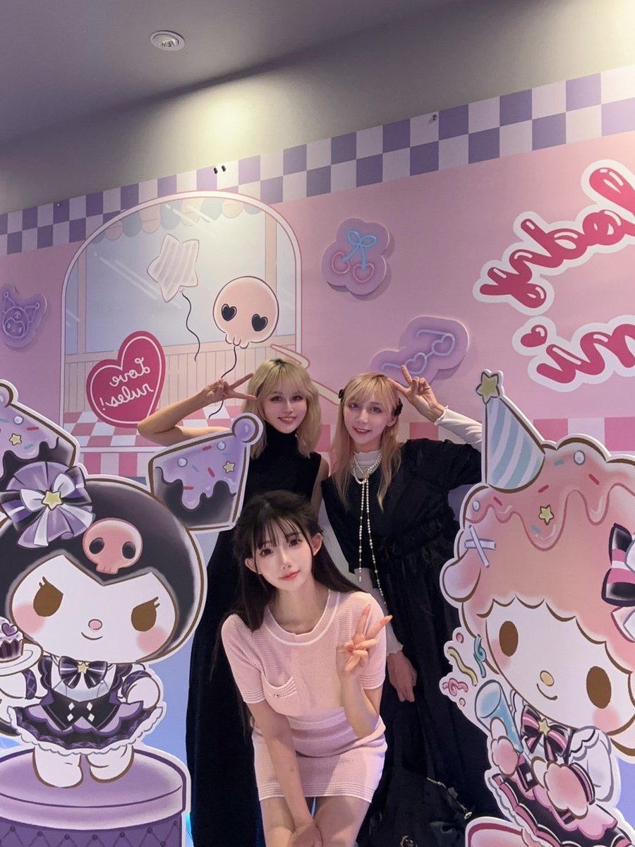 mimo0120aa's tweet photo. 我們去完酷洛米餐廳搭電梯的時候， 有一對男女朋友進來，那個男生先看到我和佞，問我說
男：你們是要去夜店嗎？
我說：不是…
那男生又看了艾青
男：你們是cosplay ？
瞬間一片安靜..
青：我們就長這樣🤣

是不是很多人誤會了什麼呀😂 https://t.co/3Ch4DeNH5V