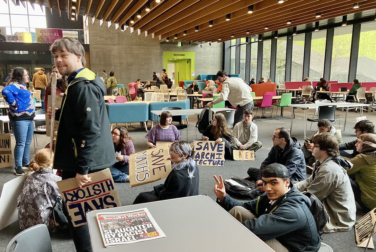 Students at #Oxford Brookes University organised a peaceful #SaveOurLecturers sit-in at the Headington campus. Students protested with placards, and networked together and with staff and @UCU members and officers.
#StoptheSHAMcuts @BrookesUCU @saverlecturers