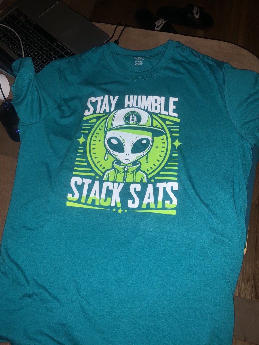Pleb_Shop's tweet photo. Hot off the heat press - Stay Humble Stack Sats #bitcoin Would you wear it? https://t.co/iN34Zq1j6A