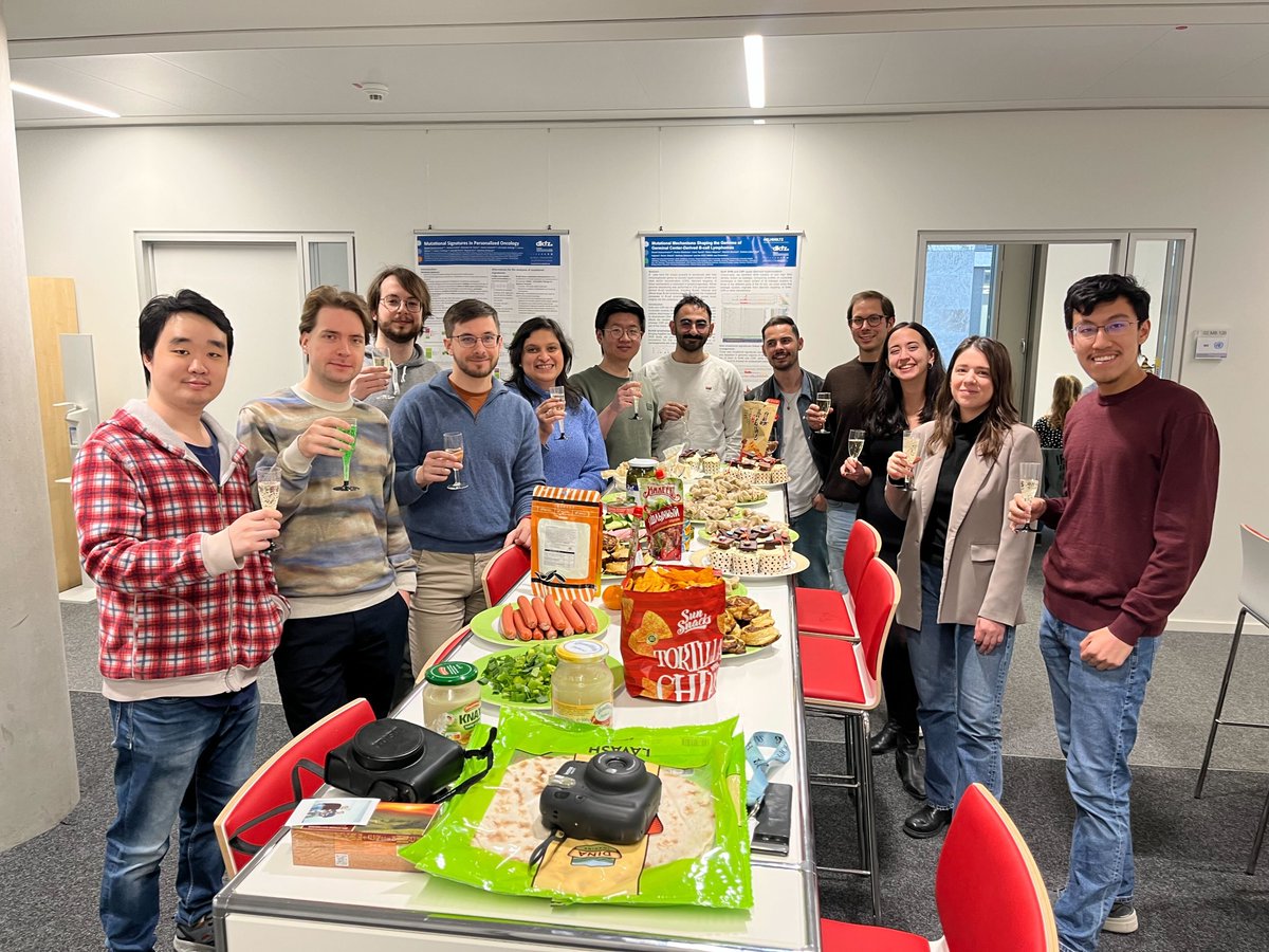 LomakinAI's tweet image. Thesis defended and my colleagues awarded me with the fancy hat 🎓

Thank you everyone who&apos;ve been with me on this journey - you are fantastic scientists and friends! And thank you @MoritzGerstung and @Yates_lab for guiding me through this chapter of my life. It was fun!