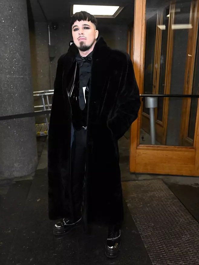 planetorbar's tweet photo. me when the police come and tell me that my rich husband died in mysterious circumstances https://t.co/4iGUaRmlhM