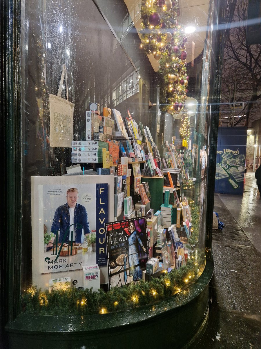 Flavour fully stocked and signed <a href="/Hodges_Figgis/">Hodges Figgis</a>. Christmas sorted 📖 🥳