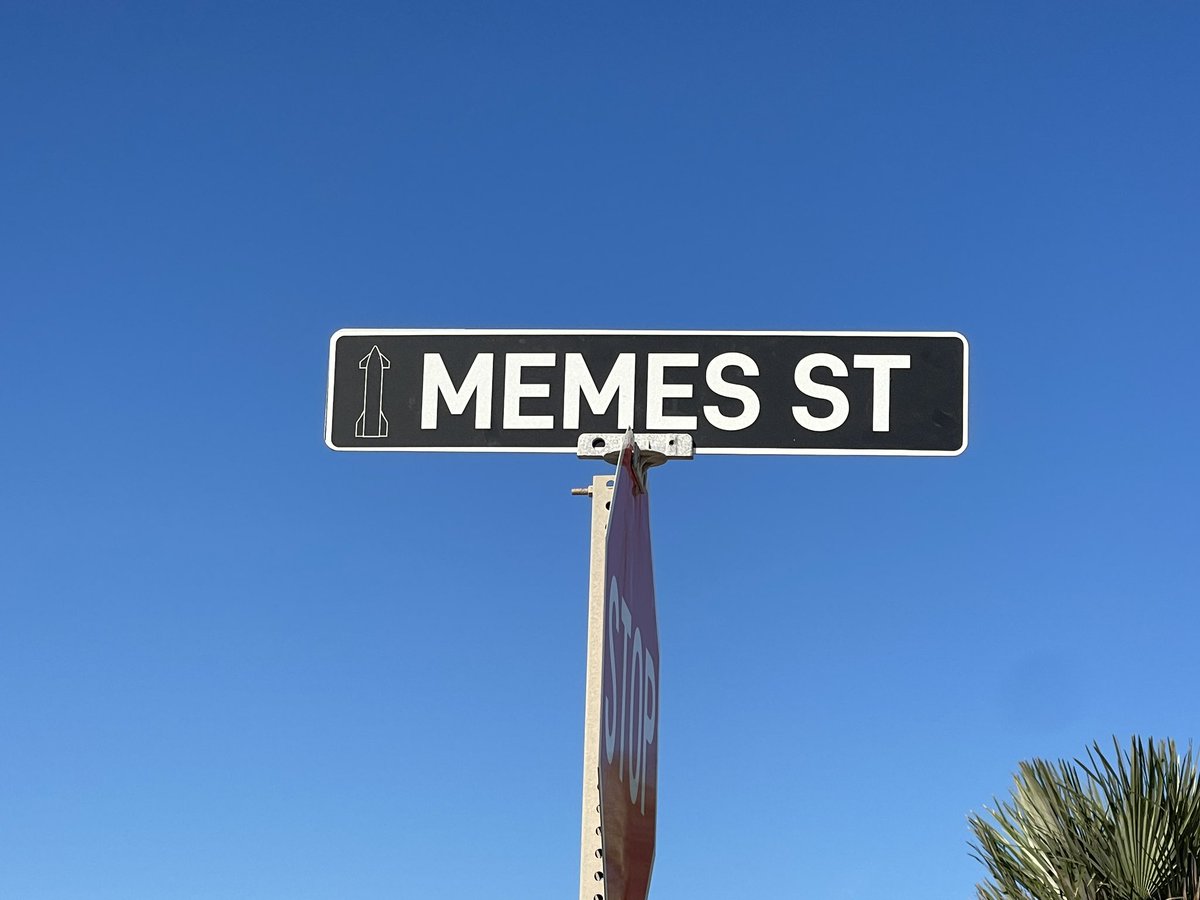 BocaChicaGal's tweet photo. Cute sign! Street name was changed from Weems to Memes but nobody thought to inform the residents! 🥴🚀 https://t.co/ZBdCys198f