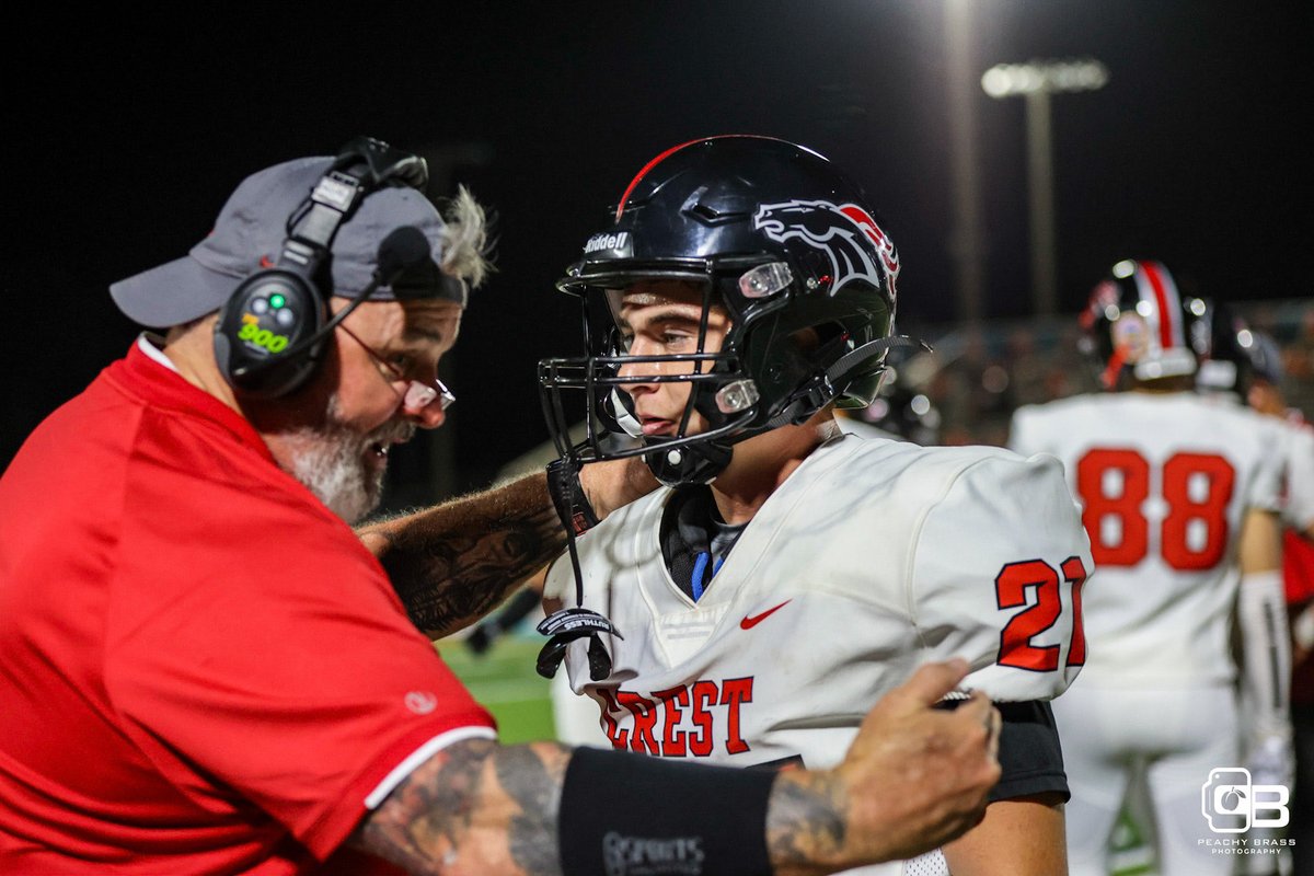 Strawberry Crest vs. Plant City #football #sportsphotography #sportsphotographer #footballplayer #peachybrassstudios #footballseason #fridaynightlights #strawberrycrest #footballphotography @Crest_HSFB⁩ ⁦@TheSCHSChargers⁩ ⁦@athletics_schs⁩