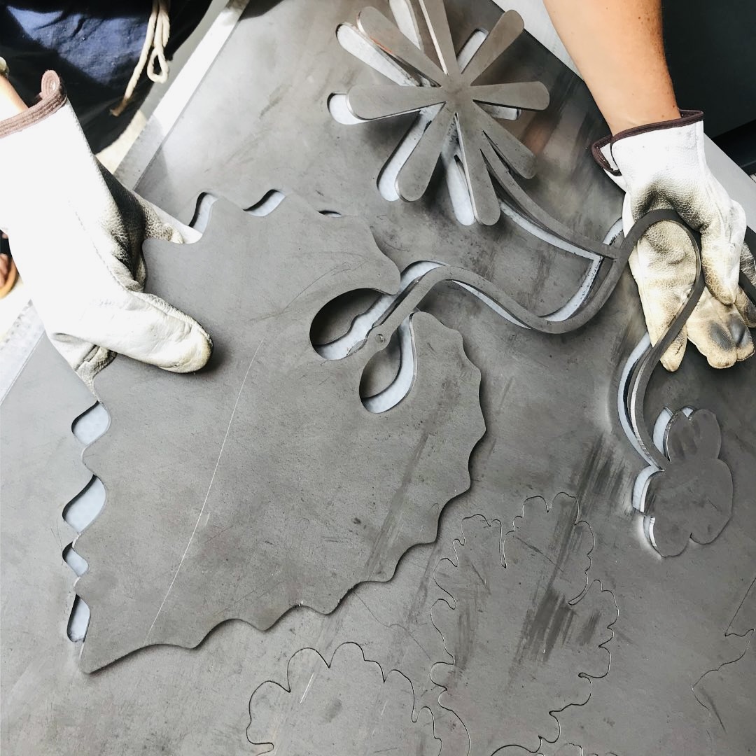 1 immeuble, 1 œuvre (@immeuble_oeuvre) on Twitter photo ⚙️ #WorkInProgress : pour l’immeuble du Baron conçu par <a href="/EiffageImmo/">Eiffage Immobilier</a> à <a href="/ManteslaJolie_/">Mantes-la-Jolie</a>, Agnès Frégé a créé « Les indomptables - Herbier des citadins ». La faune locale est mise en valeur et invite à porter son regard sur l'environnement et sa préciosité. #1immeuble1oeuvre ⚙️ #WorkInProgress : pour l’immeuble du Baron conçu par <a href="/EiffageImmo/">Eiffage Immobilier</a> à <a href="/ManteslaJolie_/">Mantes-la-Jolie</a>, Agnès Frégé a créé « Les indomptables - Herbier des citadins ». La faune locale est mise en valeur et invite à porter son regard sur l'environnement et sa préciosité. #1immeuble1oeuvre