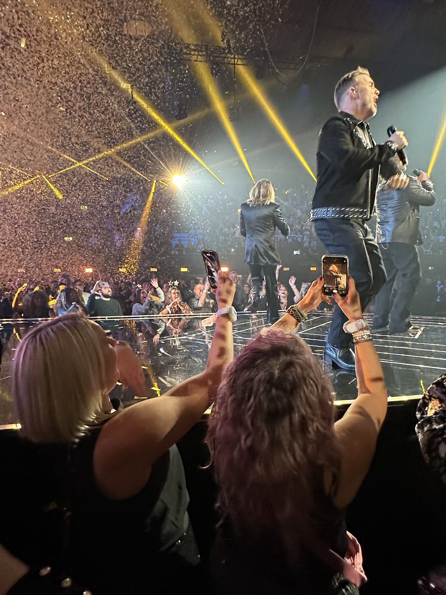 CariadPet's tweet image. Rewarding our amazing volunteers #frontrow @cariadweez @takethat #tnlbigbash @TNLUK ❤️🐾💃🏼