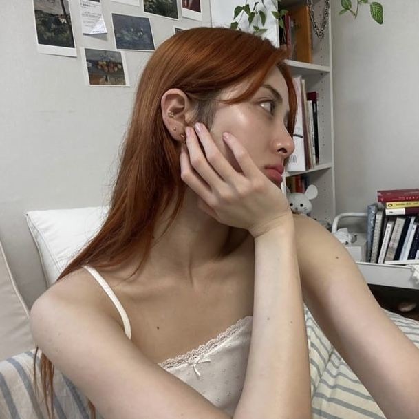 — restarting
hello, i'm Izzie

— ; she / her
— ; not new to #stantwt , #kpoptwt 
— ; lf interactive moots, dm buddy and gdms :)

(  accepting any fandom  ) !!

♡ / ↻ to be moots !!