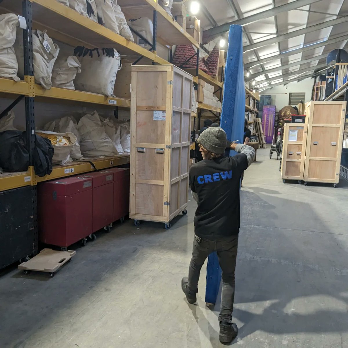 apcrewuk's tweet photo. The crew has been busy loading #panto #sets #props and #cloths onto #trucks for Evolution @pantomimes #productions accross the #uk
#apcrew #loadingcrew @PaulMathewTrans
https://t.co/8oqdGBnVZH https://t.co/RR1CXpIKvA