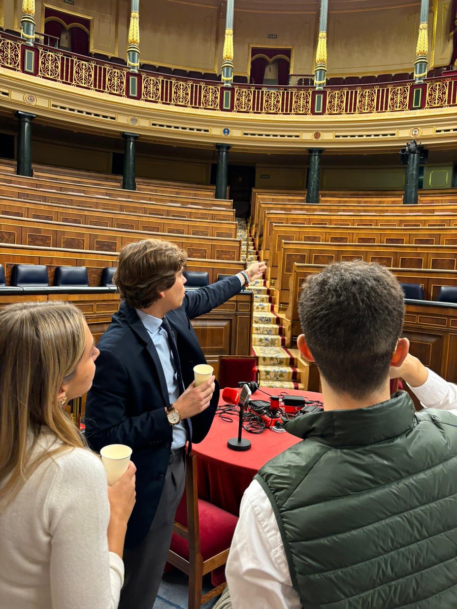 🔵 Con motivo del 45 aniversario de nuestra Constitución recordamos que la semana pasada visitamos el Congreso de los Diputados, sede de la soberanía nacional. Muchas gracias a @miguelsastreuya por enseñarnos la casa de todos los españoles.