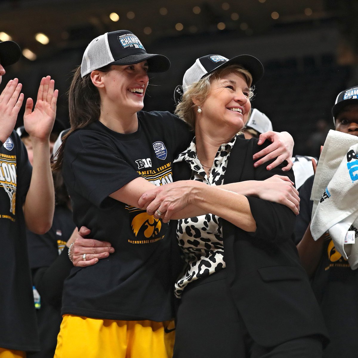 .<a href="/IowaWBB/">Iowa Women's Basketball</a>’s Caitlin Clark is nearing the #NCAAWBB DI scoring  (3,527) set by 2x #WNBA champion <a href="/Kelseyplum10/">Kelsey Plum</a>. 

DYK <a href="/KUWBball/">Kansas Women's Basketball</a>’s Lynette Woodard holds the DI record (3,649) and <a href="/francismarionu/">Francis Marion University</a>’s Pearl Moore holds the collegiate record (3,884)? Both played in the AIAW, pre-NCAA.