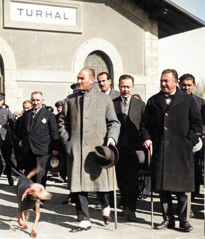 Büyük Önder Gazi Mustafa Kemal Atatürk Tokat seyahati sırasında, Turhal Tren İstasyonunda. (22 Kasım 1930)
