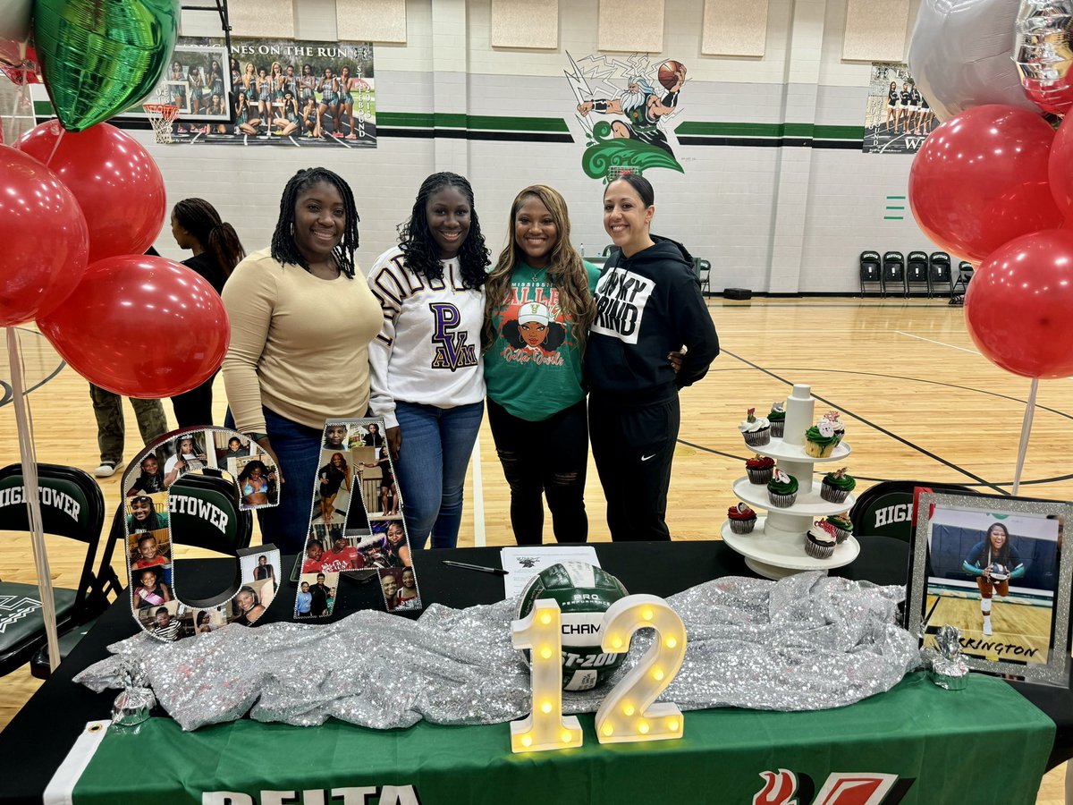 ladycanesvb's tweet photo. Today we celebrated 3 of our Lady Canes 🏐 players signing their NLI’s! Congrats ladies!  Your journey continues! Carrington Archer - MVSU
Dashaun Pinesette - MVSU
Haile Brandon - WCJC @SMvsu @wcjc_volleyball @FBISDAthletics @HHS_Canes https://t.co/nNEeIfiFFL